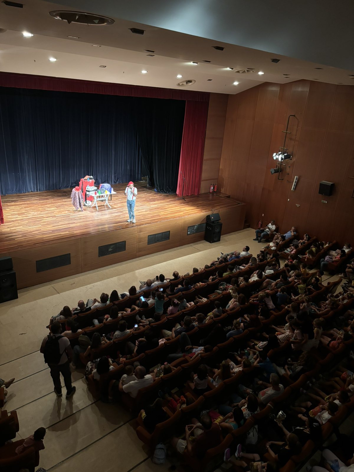 Εκατοντάδες μικροί και μεγάλοι απόλαυσαν στο Δημοτικό Θέατρο Πεύκης μία μοναδική παράσταση με ανιματέρ και μάγο 
