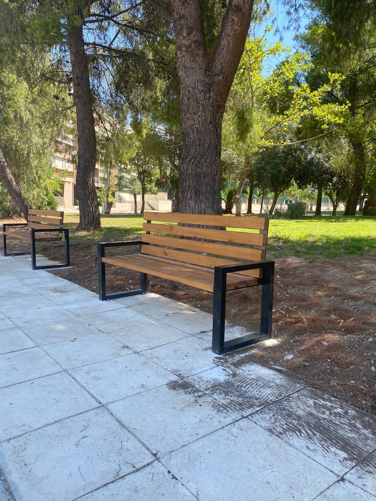Νέα παγκάκια στην οδό Εράσμου, στο Ηλιακό Χωριό