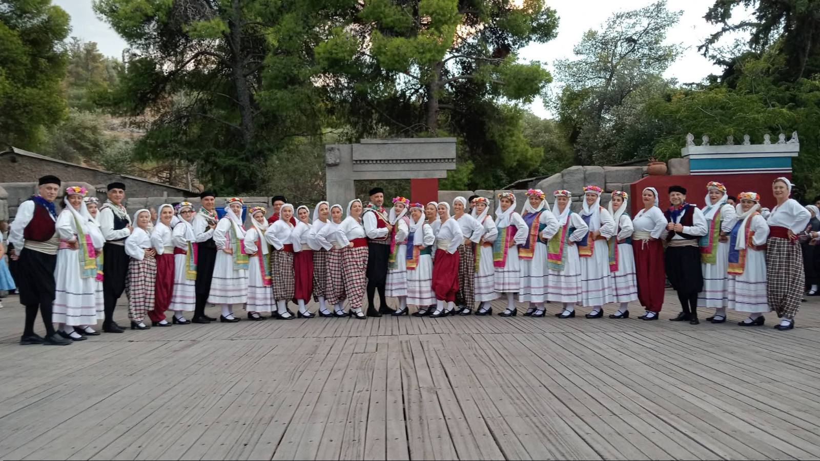 Η Χορευτική Ομάδα Παραδοσιακών Χορών του Δήμου Λυκόβρυσης–Πεύκης στο Θέατρο Ελληνικών Χορών «Δόρα Στράτου»