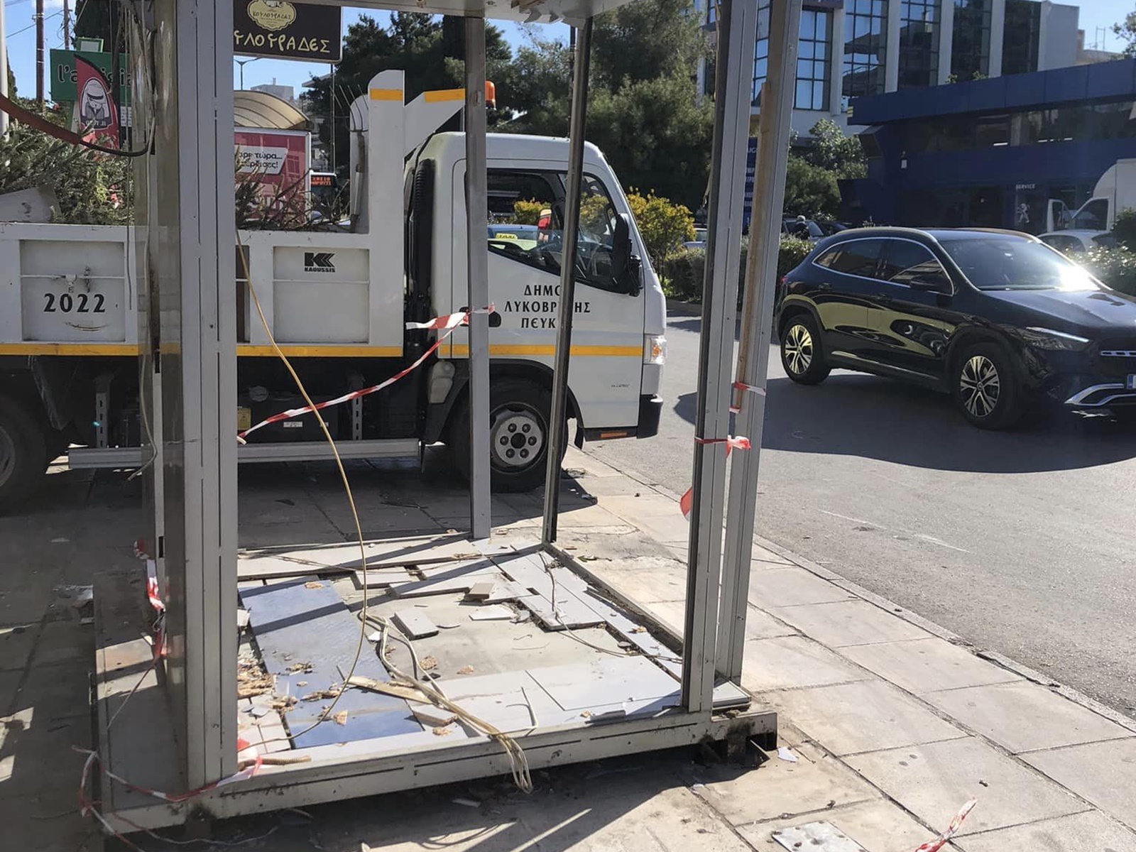 Συνεργεία του Δήμου αφαίρεσαν περίπτερα από την Λεωφόρο Ειρήνης