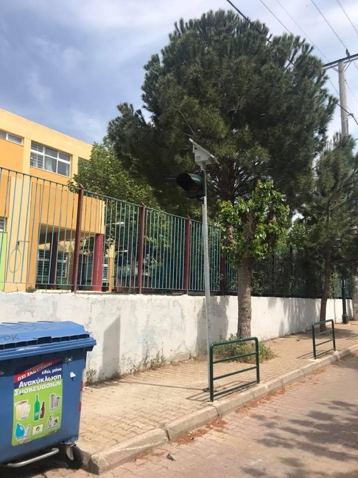 Φωτεινός παλλόμενος σηματοδότης για τους μαθητές του 1ου Δημοτικού και του 2ου Νηπιαγωγείου Πεύκης