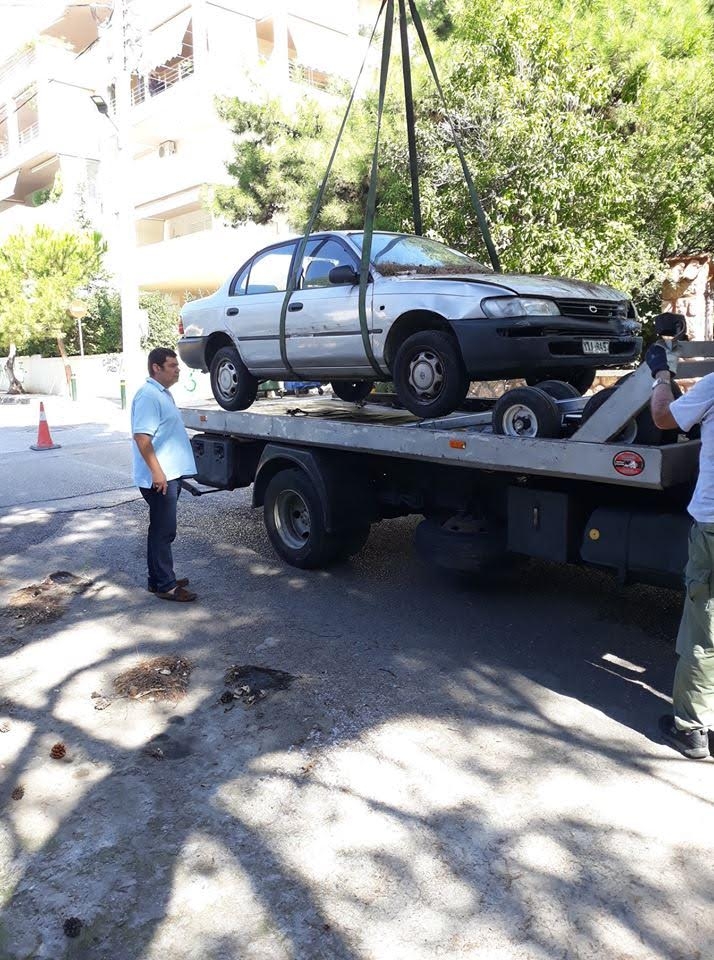Συνεχίζεται η απομάκρυνση εγκαταλελειμμένων οχημάτων στον Δήμο Λυκόβρυσης- Πεύκης