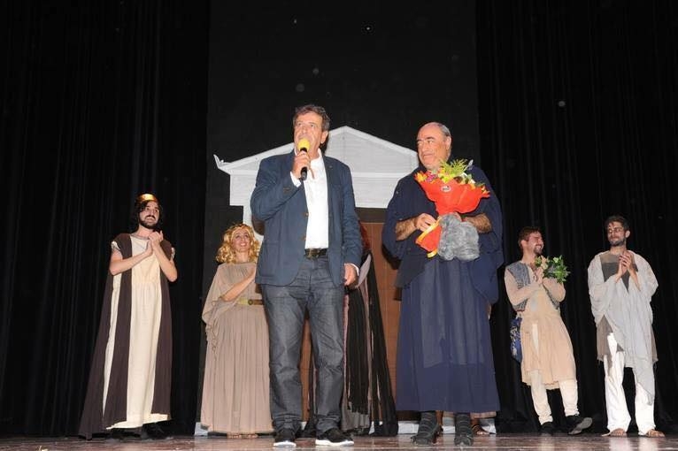 Πολλά χειροκροτήματα για τον “Πλούτο” του Αριστοφάνη στο Δημοτικό Θέατρο Πεύκης!