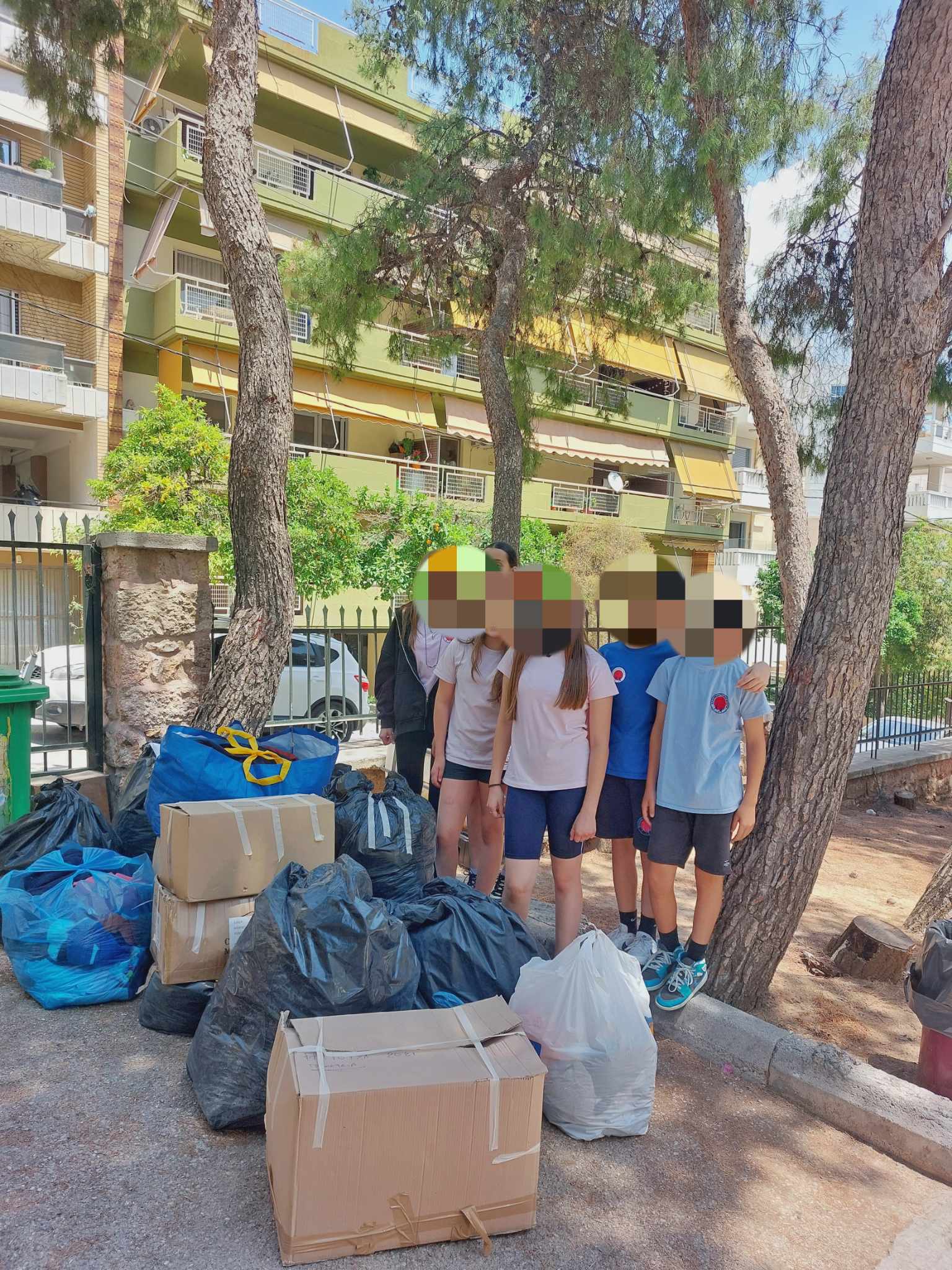 Χορηγία σε είδη ένδυσης υπόδησης &amp; τροφίμων από την "ΕΛΛΗΝΟΑΓΓΛΙΚΗ ΑΓΩΓΗ" και την εταιρεία "ΚΑΡΑΜΟΛΕΓΚΟΣ"!