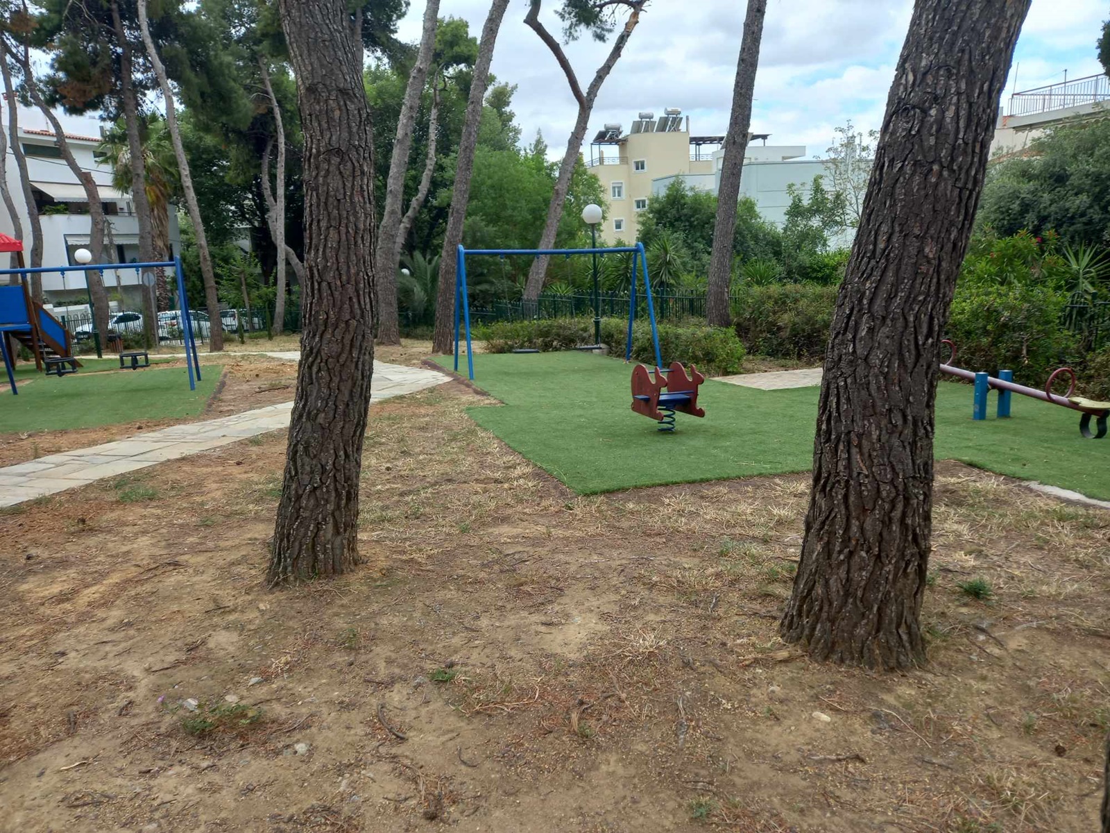 Άνοιξε και επίσημα η παιδική χαρά στη συμβολή των οδών Βύρωνος και Χίου στην Κ. Πεύκη!