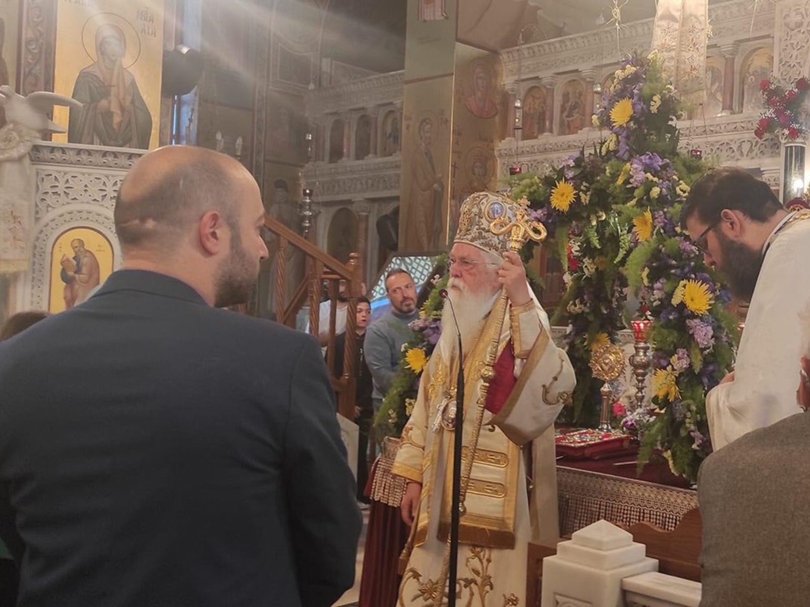 Την Πρώτη Ανάσταση στον Ι.Ν. Αγίων Αποστόλων Πέτρου και Παύλου Πεύκης παρακολούθησε ο Δήμαρχος Λυκόβρυσης – Πεύκης Μάριος Ψυχάλης