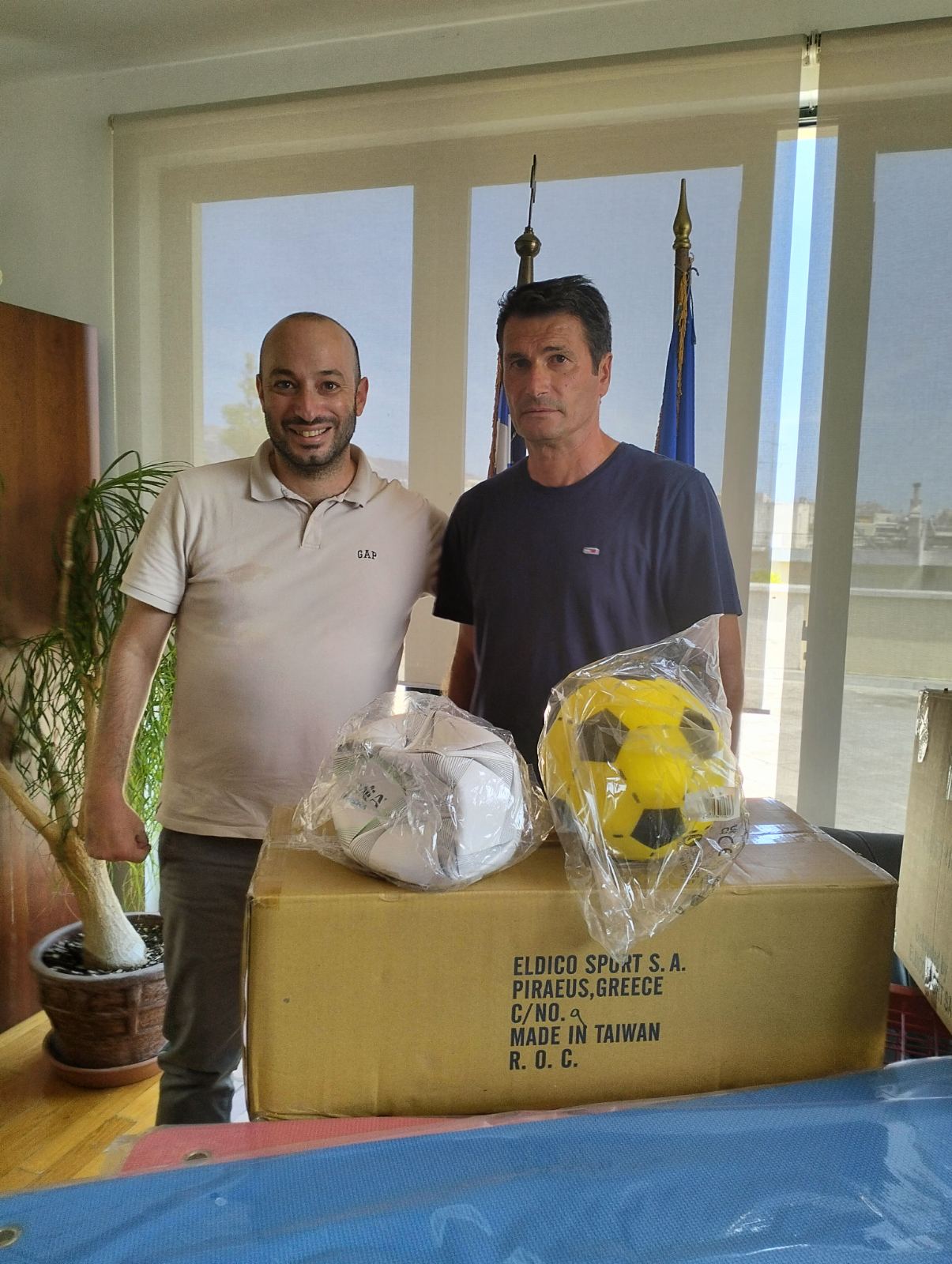 Δωρεά αθλητικού υλικού χιλιάδων ευρώ για τα σχολεία έλαβε ο Δήμος Λυκόβρυσης – Πεύκης από τον κ. Μιχάλη Τρουπάκη
