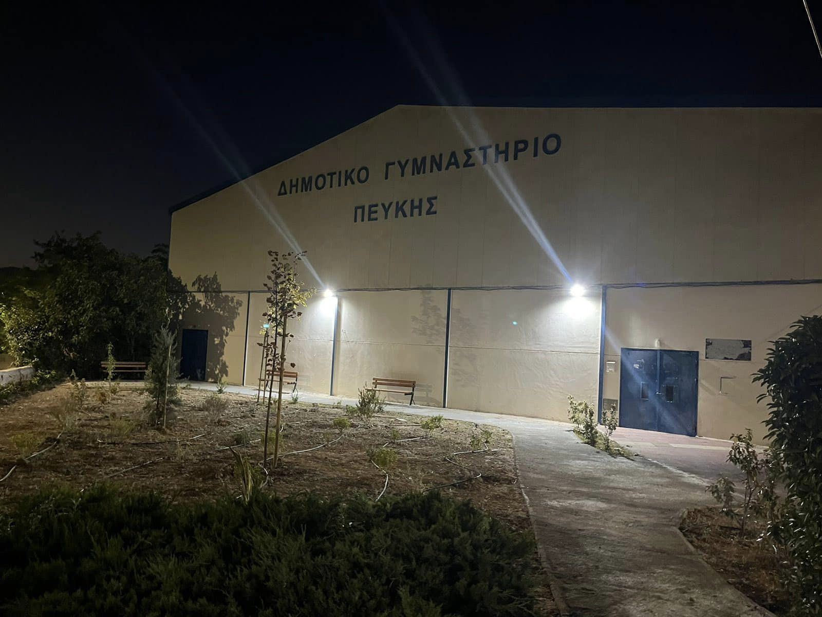 Άλλαξε όψη και φωτίστηκε ο περιβάλλων  χώρος του κλειστού γυμναστηρίου Πεύκης