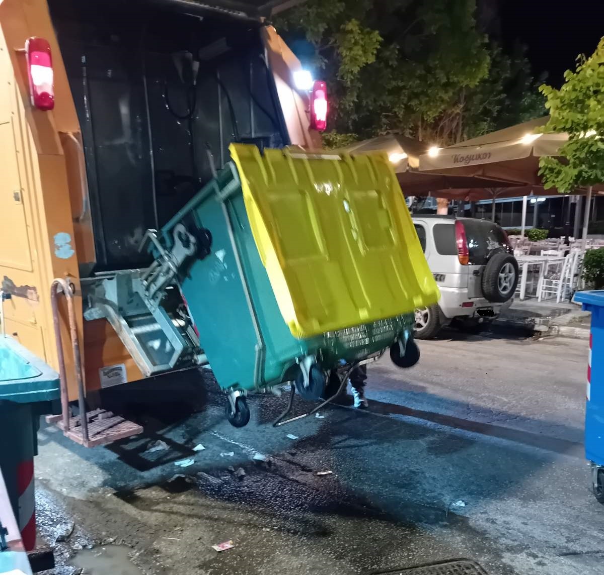 Με το δικό του όχημα ο Δήμος Λυκόβρυσης - Πεύκης πλένει τους κάδους 