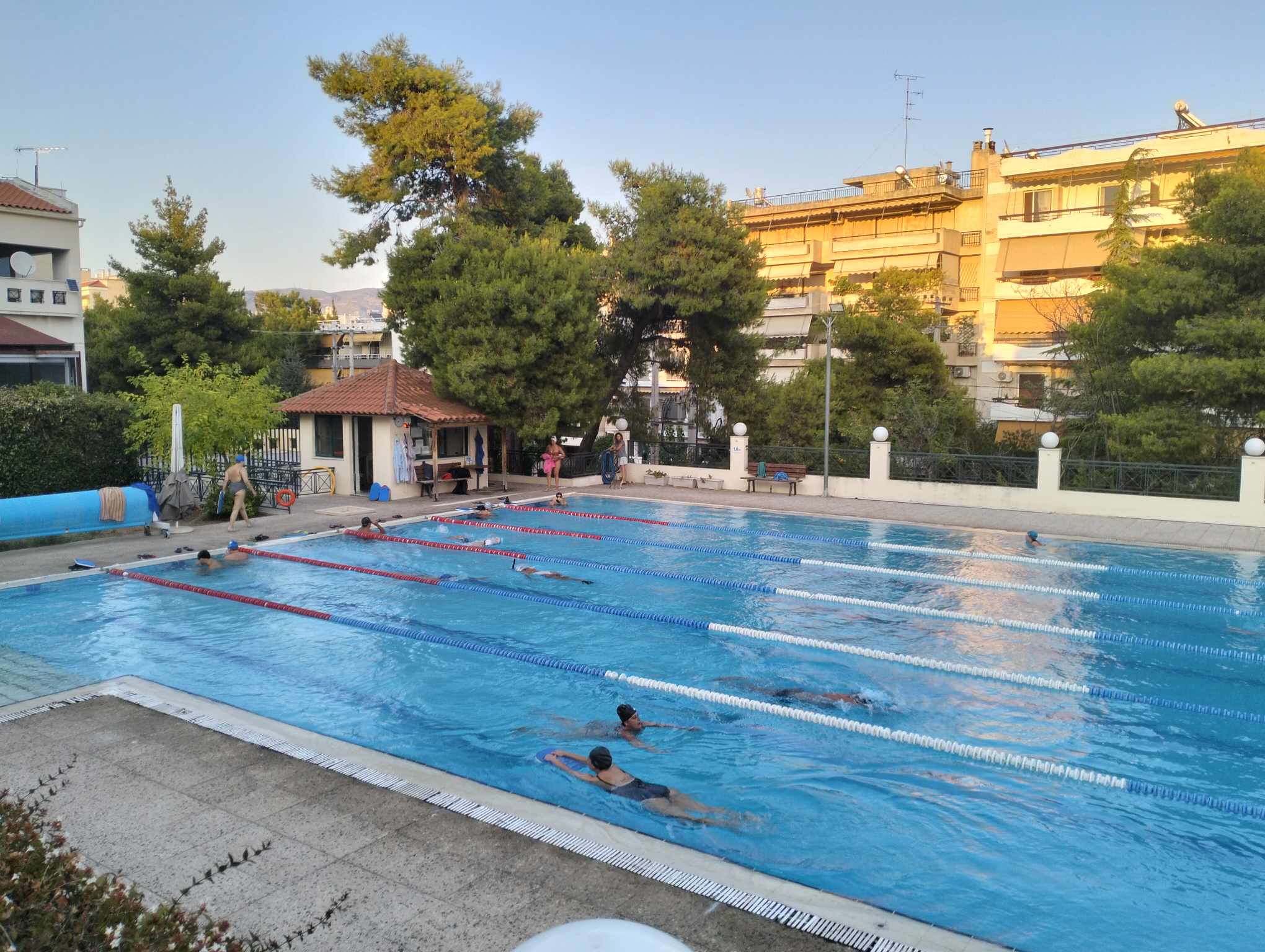 Εκατοντάδες πολίτες αθλούνται καθημερινά στους αθλητικούς χώρους και τα σχολεία της πόλης 