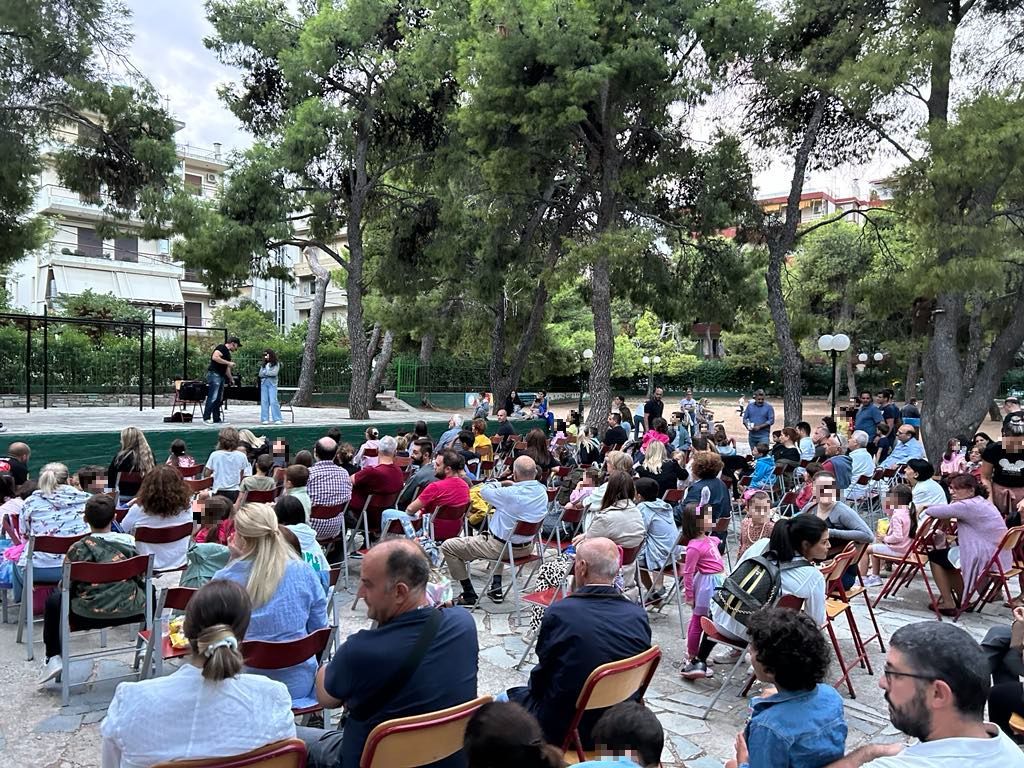 «Μάγεψε» μικρούς και μεγάλους ο μένταλιστ Skyman στο Άλσος Βαρβαρέσου στην Πεύκη 